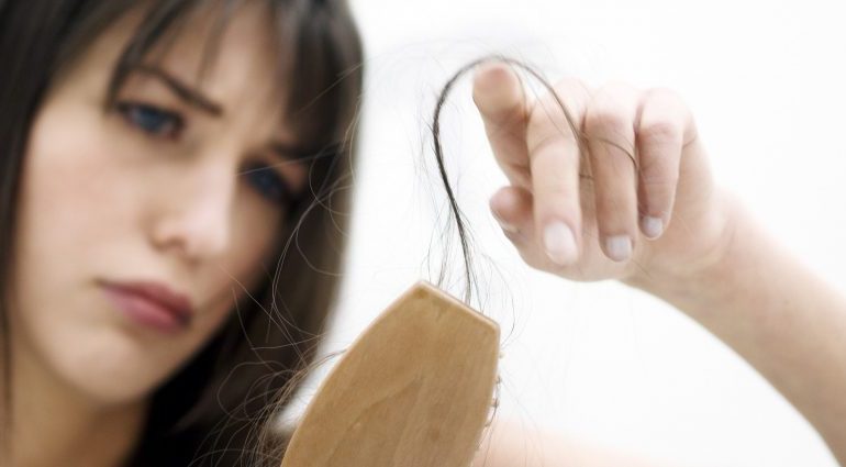 10 shkaqet kryesore të rënies së flokëve nga mungesa e vitaminave deri tek çrregullimi hormonale