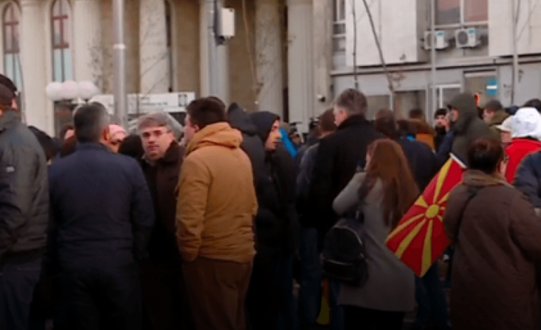 Sërish protesta para Kuvendit të Maqedonisë kundër ligjit të Gjuhës Shqipe