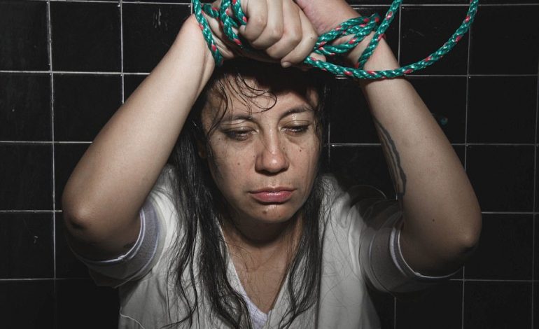 Horror në klinikat që “shërojnë” homoseksualizmin. Fotografja tronditet nga pamjet