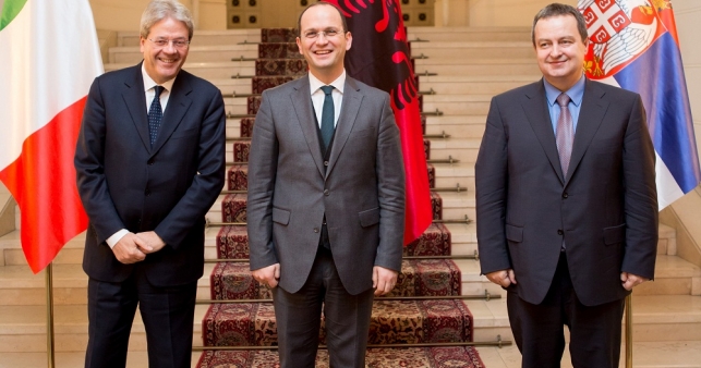 Anullohet TRILATERALI i tretë ndërmjet Italisë, Shqipërisë e Serbisë në Beograd. Shkaku është…