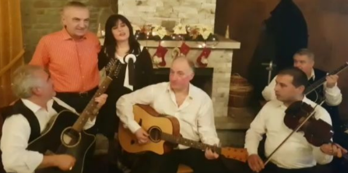 “Seç këndon bilbili”. Presidenti Meta qefli i madh, këngë e valle ditë për ditë (VIDEO)