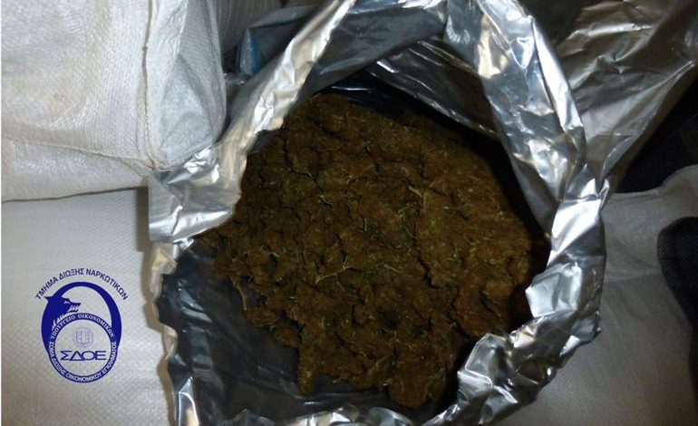 ATHINË/ Kapen 407 kilogramë marijuanë. Po tentohej të transportohej nga dy shqiptarë (FOTO)