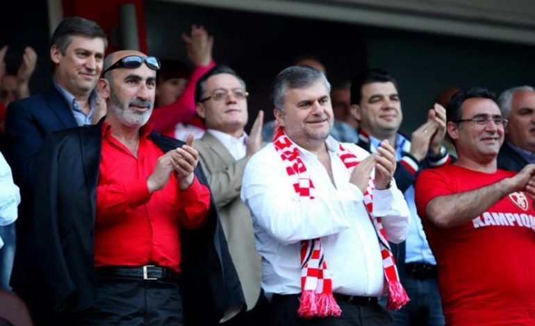 FOTO/ Ardjan Takaj “çmendet” pas Rashelit, ja çfarë bën presidenti i Skënderbeut