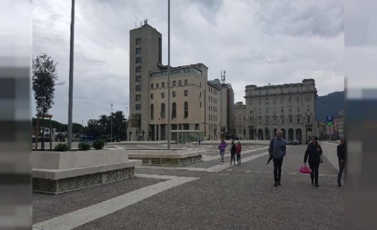 ‘DO DIGJEM!’ E lyer me benzinë dhe me çakmak në dorë, SHQIPTARJA alarmon Pallatin e Drejtësisë në Itali