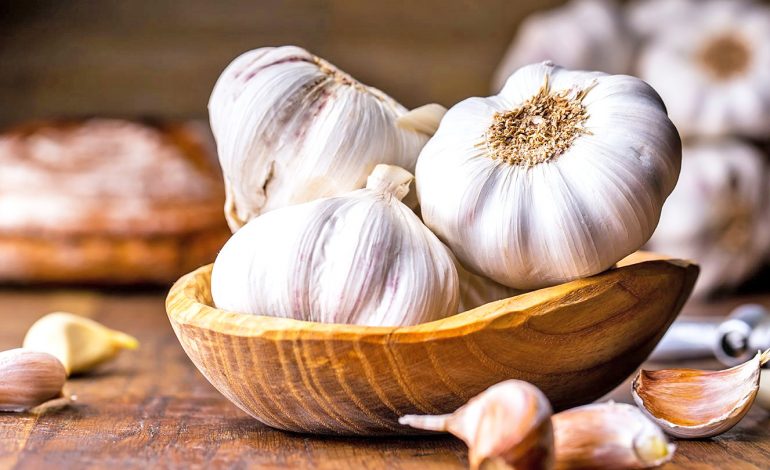 Ju pëlqejnë por mbajnë erë të keqe?! Ja si ta zhdukni aromën e hudhrës