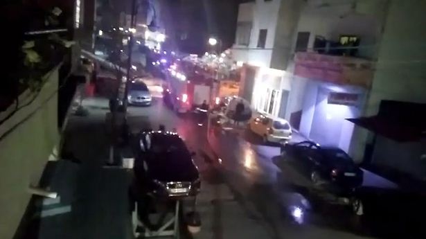 Ndezin fishekzjarre, durrsakët i bëjnë gjëmën komshiut (VIDEO)