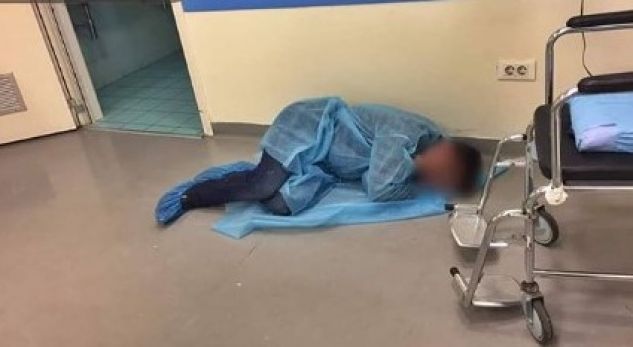 FOTOLAJM/ Sakrifica e punëtorit për nënën e sëmurë në spital. I shtrirë në tokë …