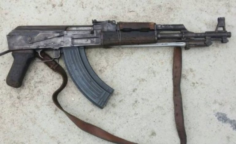 TIRANË/ Gjendet një kallashnikov në kazanin e plehrave, nisin hetimet