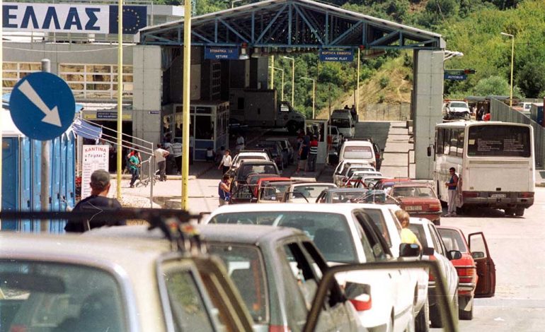 RIKTHIMI I EMIGRANTEVE/ Radhë të gjata në Kapshticë, qindra automjete në pritje për të kaluar doganën