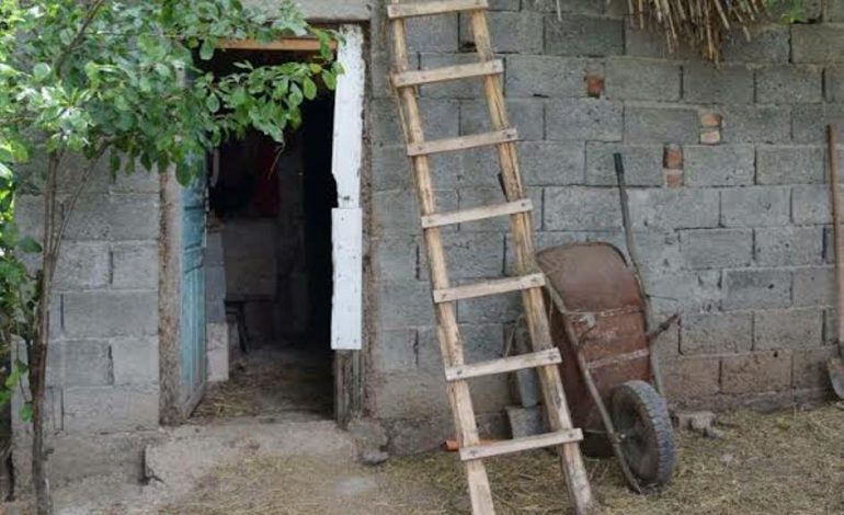 TRAGJIKE/ Familjarët gjejnë të varur në kasolle 47 vjeçarin, dyshohet se…