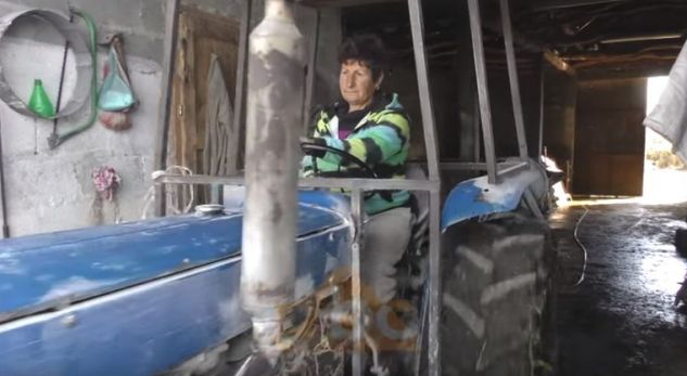 Njihuni me “Kaubojsen e Fierit”/ 55 vjeçaren që konkuron burrat dhe punon tokën (VIDEO)