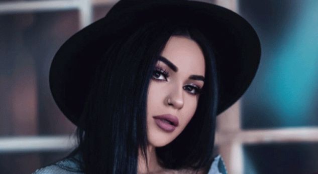 Kida provokuese, pozon vetëm me peshqir banjoje (FOTO)