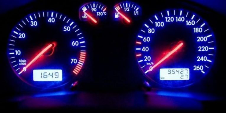 A e dini pse kilometrazhet shkojnë deri në 260 km/orë, dhe pse makinat nuk mund të ecin kaq shpejt?