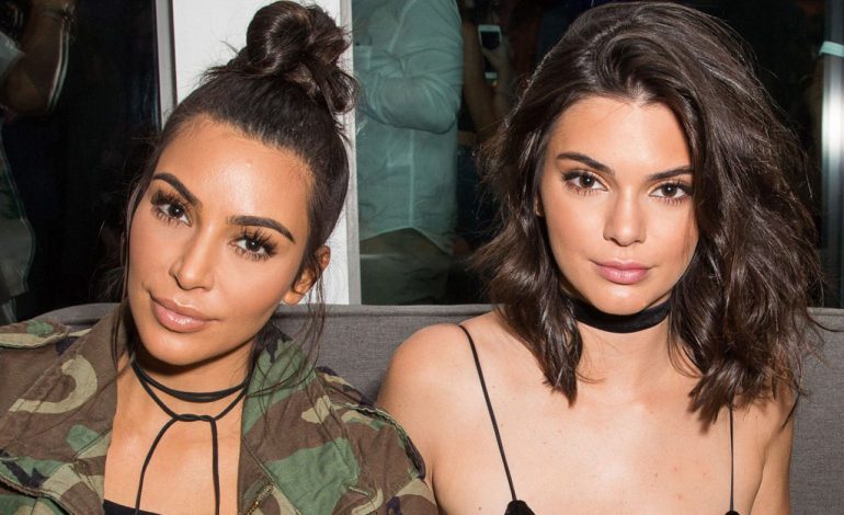 Motra e Kim Kardashian e djeg rrjetin, shfaqet nudo për revistën “Harper’s Bazzar (FOTO)
