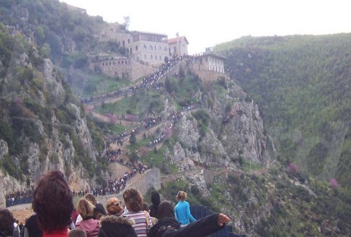 FOTO/ Gabim i Google apo ‘Dora e Zotit’? Shihni çfarë është fotografuar në Kishën e Laçit