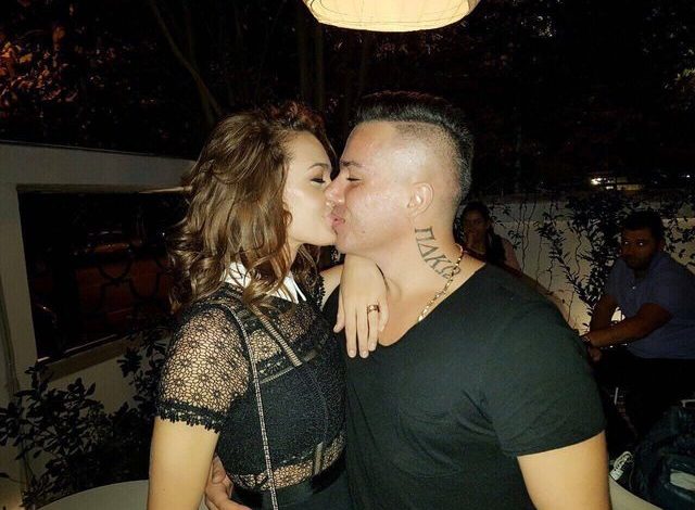Klaudia Pepa vjen në Tiranë! Ja në krahët e kujt po drekon… (FOTO)