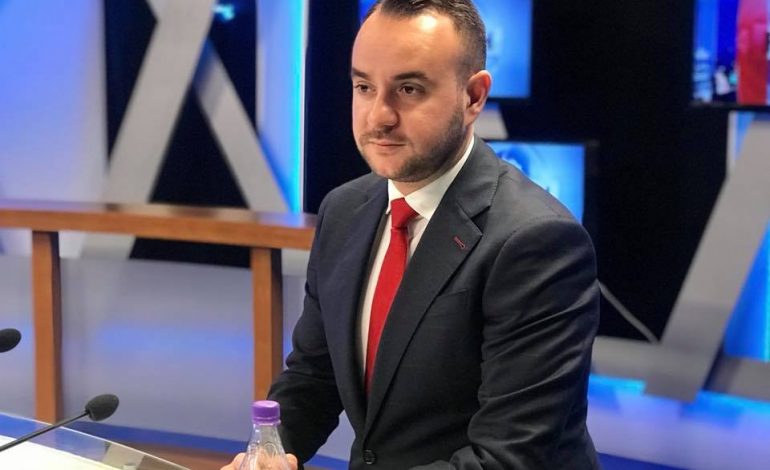 Deputeti i PD AKUZON rëndë Vlahutinin: Zëdhënëse e qeverisë të krimit