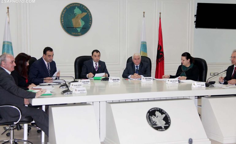Fshehu dënimin, KQZ kërkon t’i hiqet mandati i Këshilltarit Bashkiak për Beratin, Florenc Xhindit