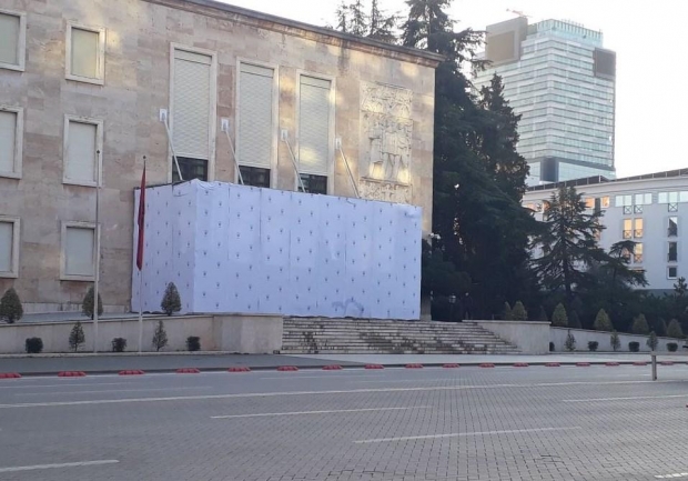SOT PROTESTA/ Monika e quajti “diskotekë”. Mbulohet hyrja e godinës, ja si duket Kryeministria