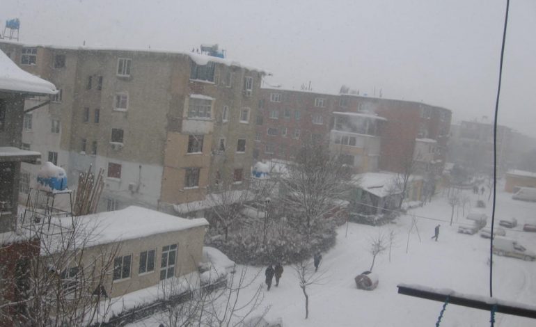 KUKËS/ Reshje të dendura DEBORE, disa fshatra mbeten pa ENERGJI elektrike (VIDEO)