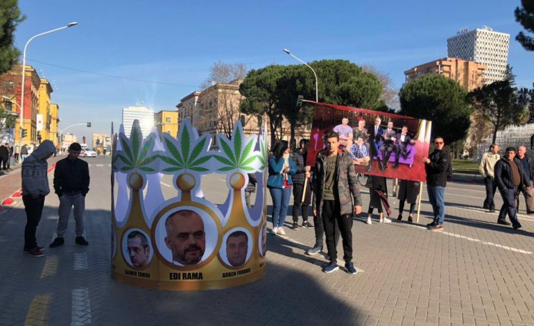 Simboli i DYTË/ Të rinjtë e PD ironizojnë Ramën: Kjo është KURORA e mbretit të DROGËS! (FOTO)