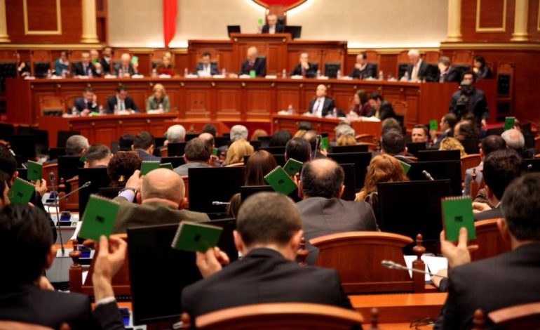 Seanca e sotme PARLAMENTARE/ Rendi i ditës: Betohen DEPUTETËT e rinj… (FOTO)