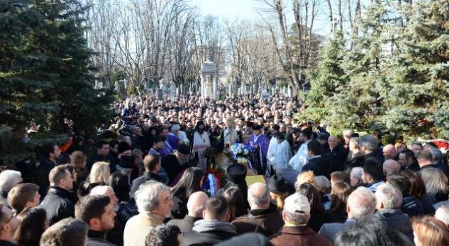 FOTO/ U vra në Mitrovicë, qindra qytetarë përcjellin për në banesën e fundit Oliver Ivanoviç