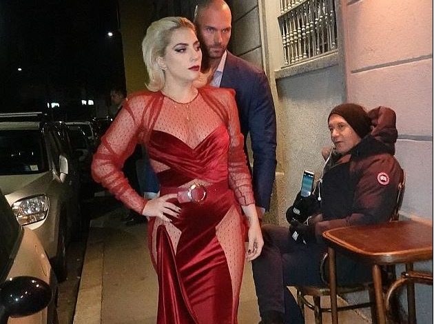 Lady Gaga “tërbon” fotografët me fustanin e kuq, PA TË BRENDSHME në Milano (FOTO)