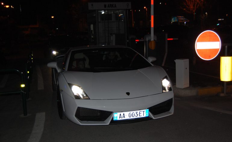 Lamborghini-t e bardhë “pushtojnë” rrugët e Tiranës, “bishat” luksoze kthejnë kokat e vajzave