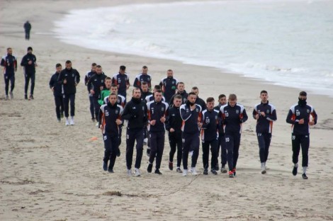 (FOTO) Ish-mesfushori i Partizanit sfidon temperaturat, shikoni çfarë bën në Durrës
