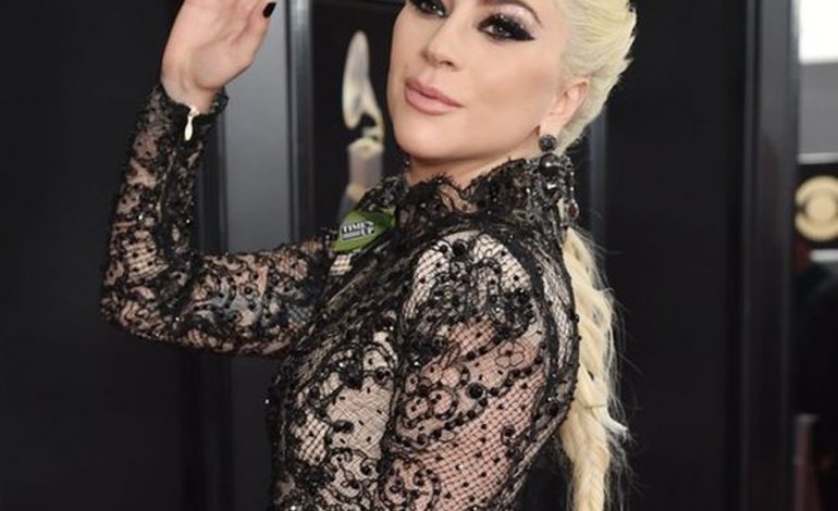 Lady Gaga “sfidon” me modelin e flokëve! Do të mbahet mend gjatë… (FOTO)