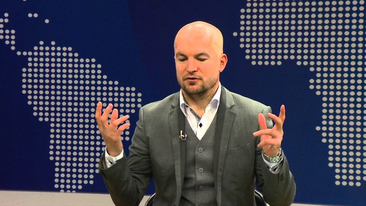 Alfred Lela akuzon Andi Bushatin: U turre dhe më vodhe me marifet. Bashkë do shihemi në gjyq