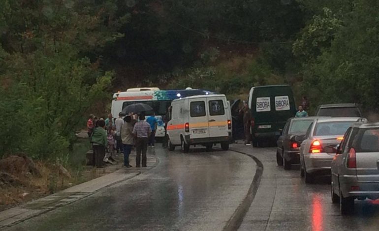 MOTI/ Rikthehen rrëshqitjet e dheut në aksin Librazhd-Përrenjas. Bllokohet një…