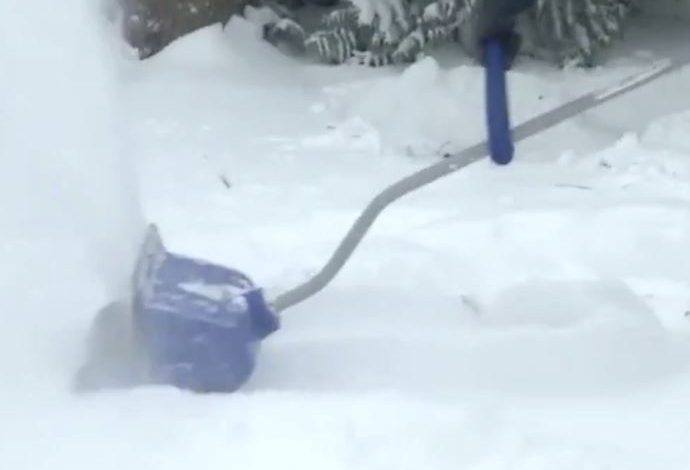 Dimri nuk ka ikur ende, gjithçka ju duhet është kjo lopatë (Video)