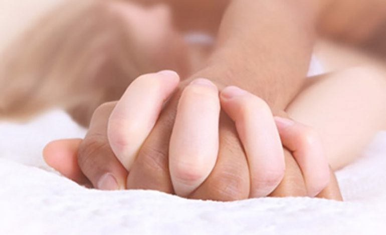31-vjeçarja shtang me rrëfimin: Nuk ndaloj dot së bëri dashuri me shefin, por e dua burrin që…