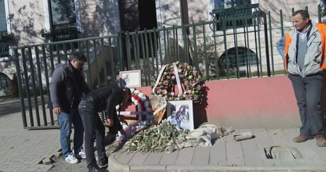 Familja e autorit vendos lule te vendi i vrasjes së Arielës në Tiranë. Dedikimi prekës për studenten 21 vjecare (FOTO)
