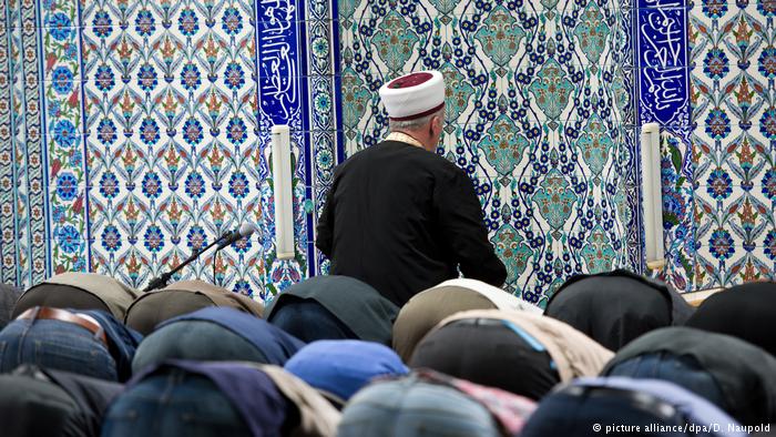 Në Gjermani imamët muslimanë ka thërritur lutje për ushtarët sirianë. Postimet e tyre në rrjetet sociale …