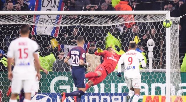 (VIDEO) Lyon mposht PSG-në, Depay shënon gol spektakolar në fund të ndeshjes
