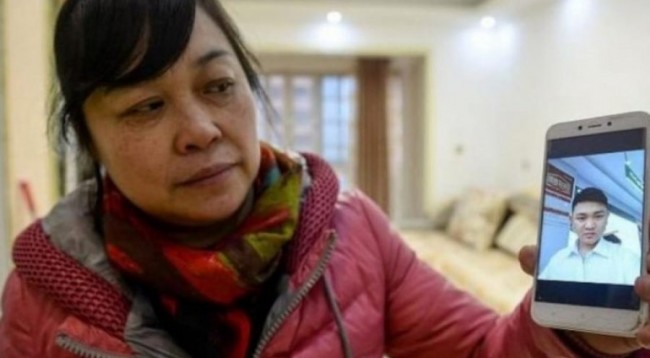 E rrëmbeu kur ishte një vjeç dhe e rriti si djalin e saj, 26 vite më vonë gruaja “trondit botën” me historinë prekëse