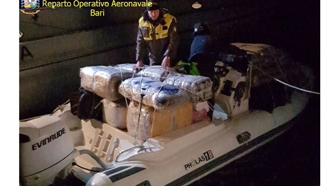 Dy orë pas arrestimit të 3 skafistëve shqiptarë, karabinierët kapin një gomone tjetër me 600 kg drogë