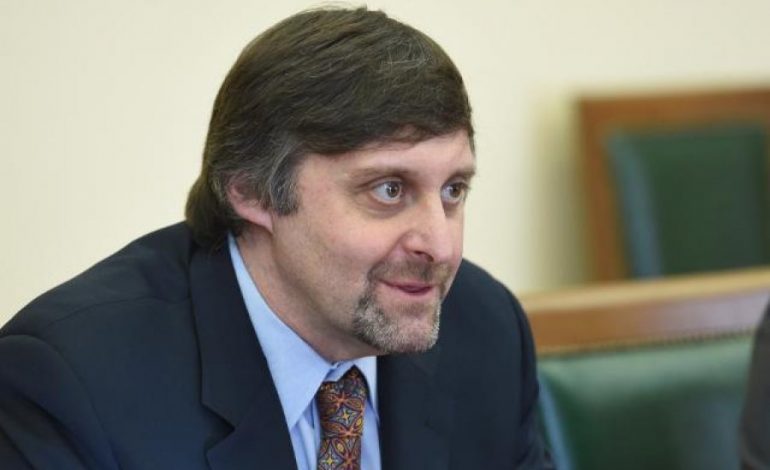 Dorëheqja/ Mathew Palmer ZËVËNDËSON Brian Hyot Yee