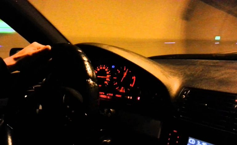 Video skandaloze NE LUSHNJE/ Makina KUNDRAVAJTJE në korsinë e shpejtësisë NE AUTOSTRADE