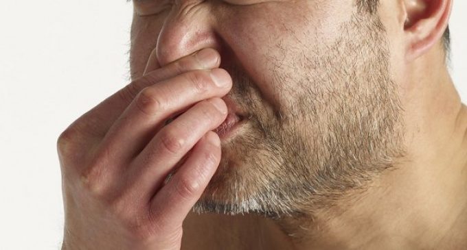 Mbajtja e teshtimës rezultoi fatale, 34 vjeçar theu hundën dhe jo vetëm kaq…