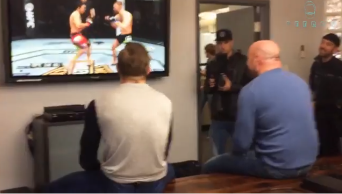 (VIDEO) Dana White sfidon McGregor në kafaz, ja kush e fiton duelin