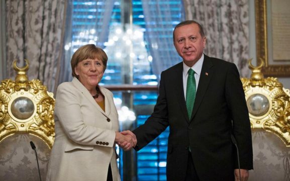 Rikthehet përplasja Turqi-Gjermani, Merkel kritika të forta Erdoganit