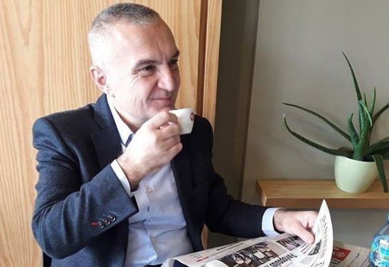 Meta dhe macja e tij në një foto përshëndesin Ermalin, por ky detaj s’mund të na shpëtojë