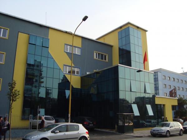 Ministria e Shëndetësisë ofertë mjekëve: Punoni jashtë Tirane, merrni 2 milionë e gjysmë lekë mbi pagën