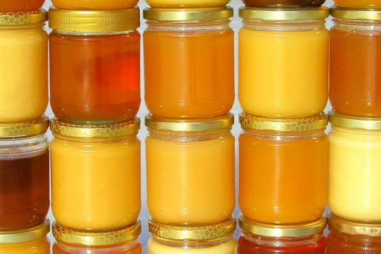 Njihuni me sekretet e mjaltit të mirë. Ja si qëndron e vërteta e ngurtësimit