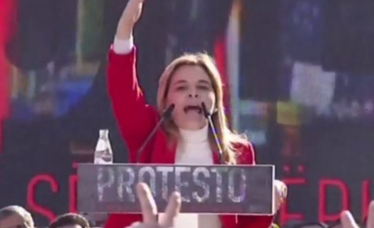 Monika Kryemadhi: Protesta, përpara godinës ku gatuhet krimi. Ky është vetëm fillimi