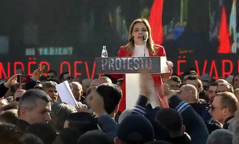 “Bllokadë”/ “Zëri i Amerikës” zhduk Monika Kryemadhin nga raportimi për protestën